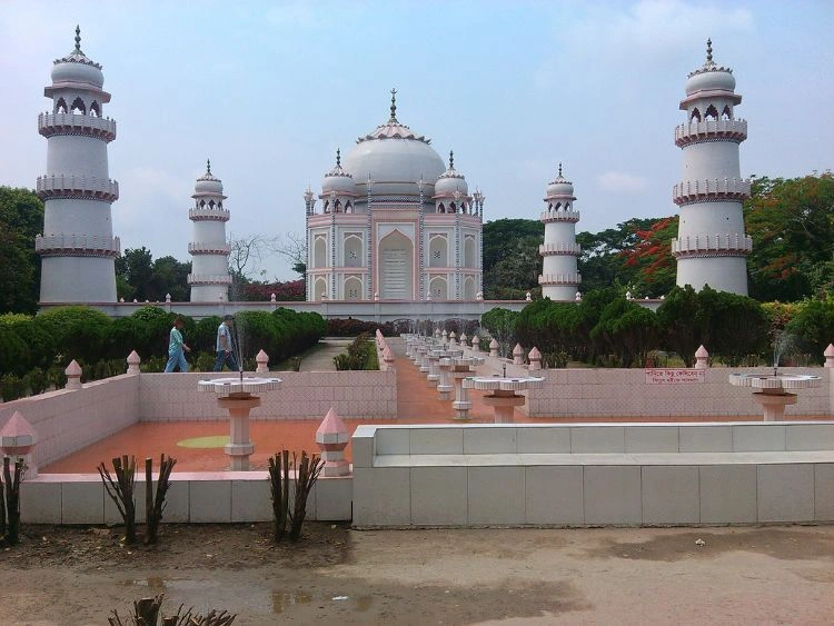 Star Mosque (Tara Masjid)