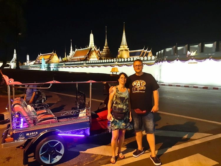 Romantic Private Bangkok Tuk Tuk Tour with Dinner