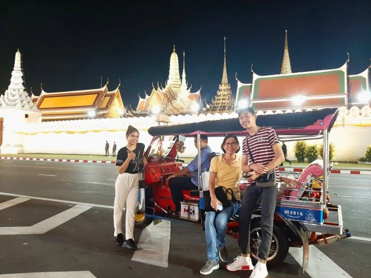Romantic Private Bangkok Tuk Tuk Tour with Dinner