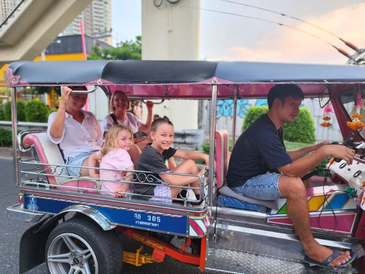 Romantic Private Bangkok Tuk Tuk Tour with Dinner