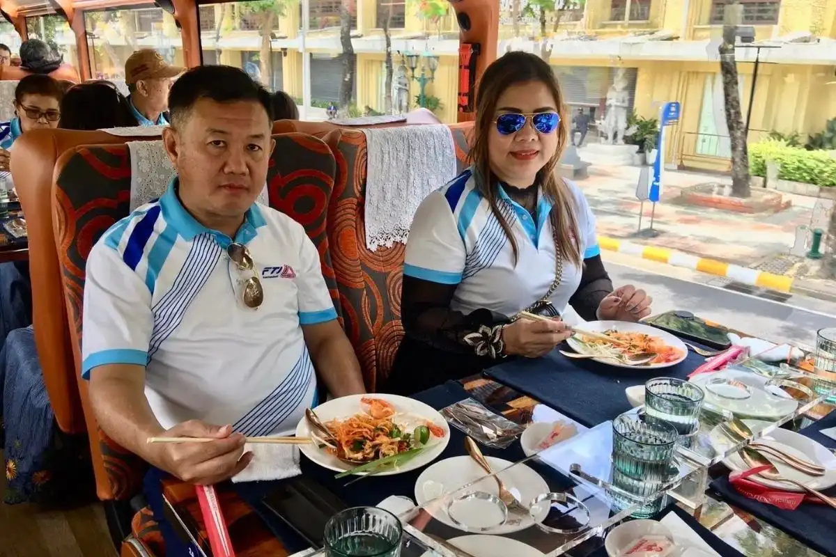 Thai Bus Food Tour Lunch Time Luxury Sightseeing