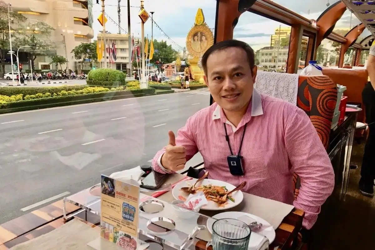 Thai Bus Food Tour Lunch Time Luxury Sightseeing