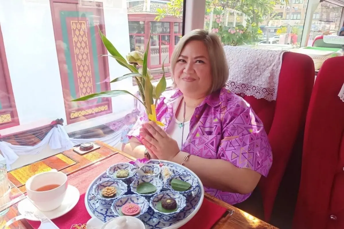 Thai Bus Food Tour Lunch Time Ticket Luxury Experience