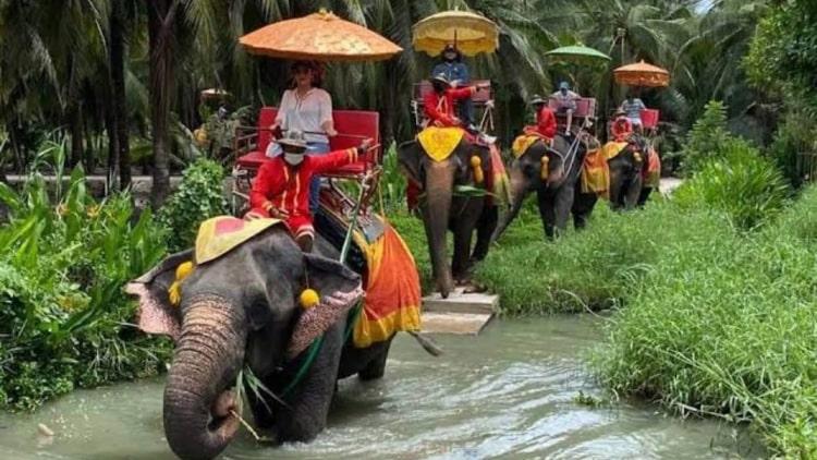 Exciting Private Day Tour to Maeklong Railway & Damnoen Saduak Floating Market from Bangkok – Authentic Thailand Experience