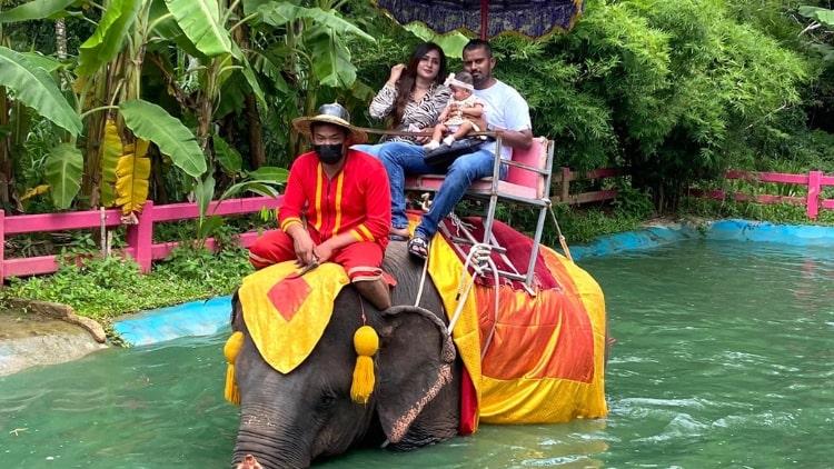 Exciting Private Day Tour to Maeklong Railway & Damnoen Saduak Floating Market from Bangkok – Authentic Thailand Experience